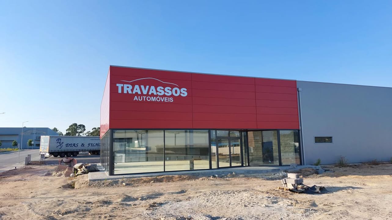Identificação exterior com reclamo fresado – TRAVASSOS AUTOMÓVEIS – Tábua.