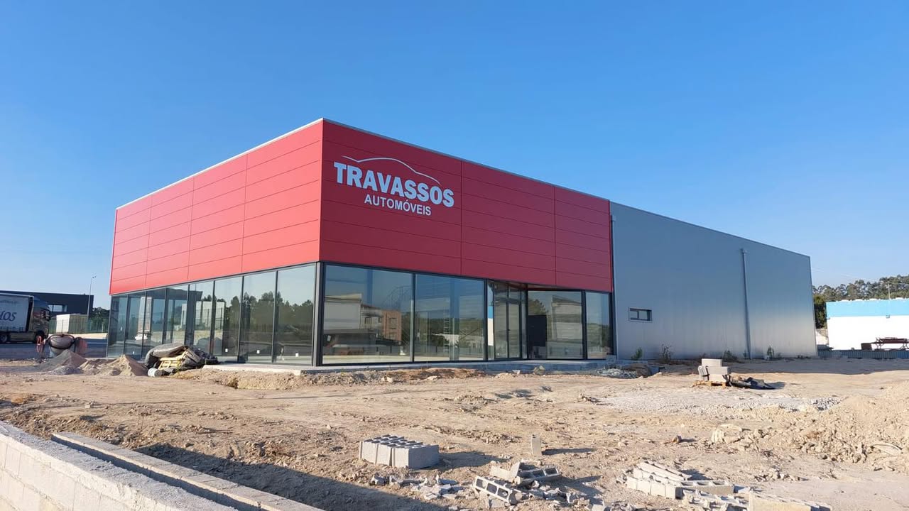 Identificação exterior com reclamo fresado – TRAVASSOS AUTOMÓVEIS – Tábua.