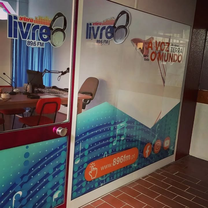 Decoração do novo espaço Radio antena livre.