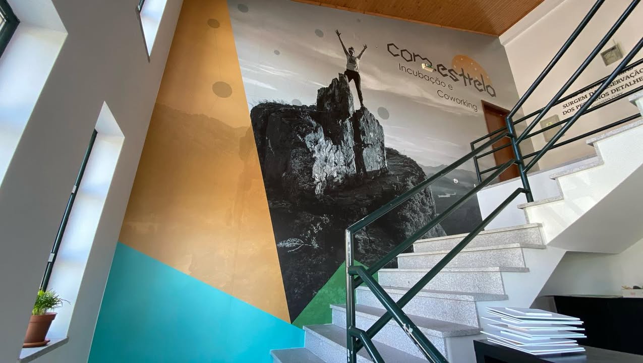 Decoração de interiores e identificação exterior COMESTRELA – incubação e coworking em Sei