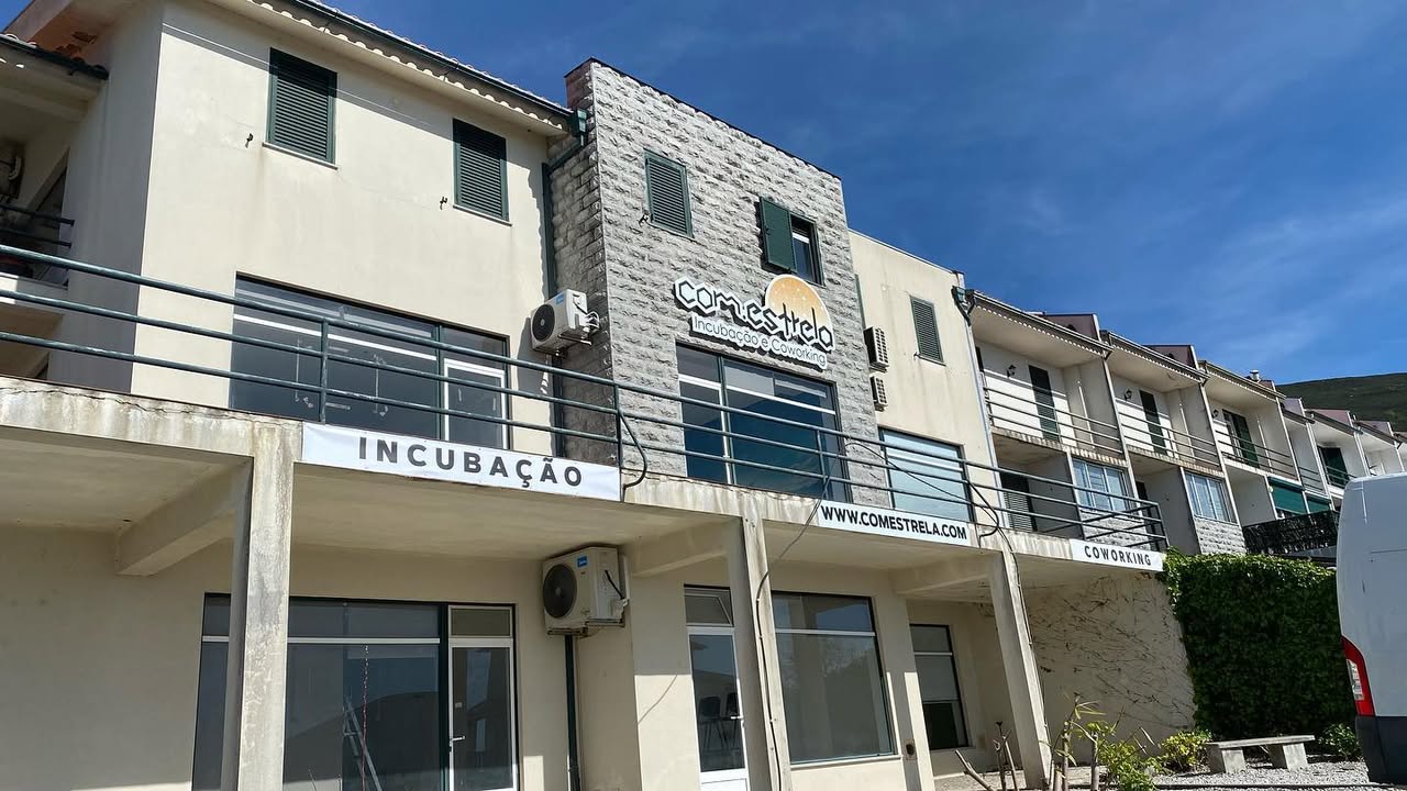Decoração de interiores e identificação exterior COMESTRELA – incubação e coworking em Sei
