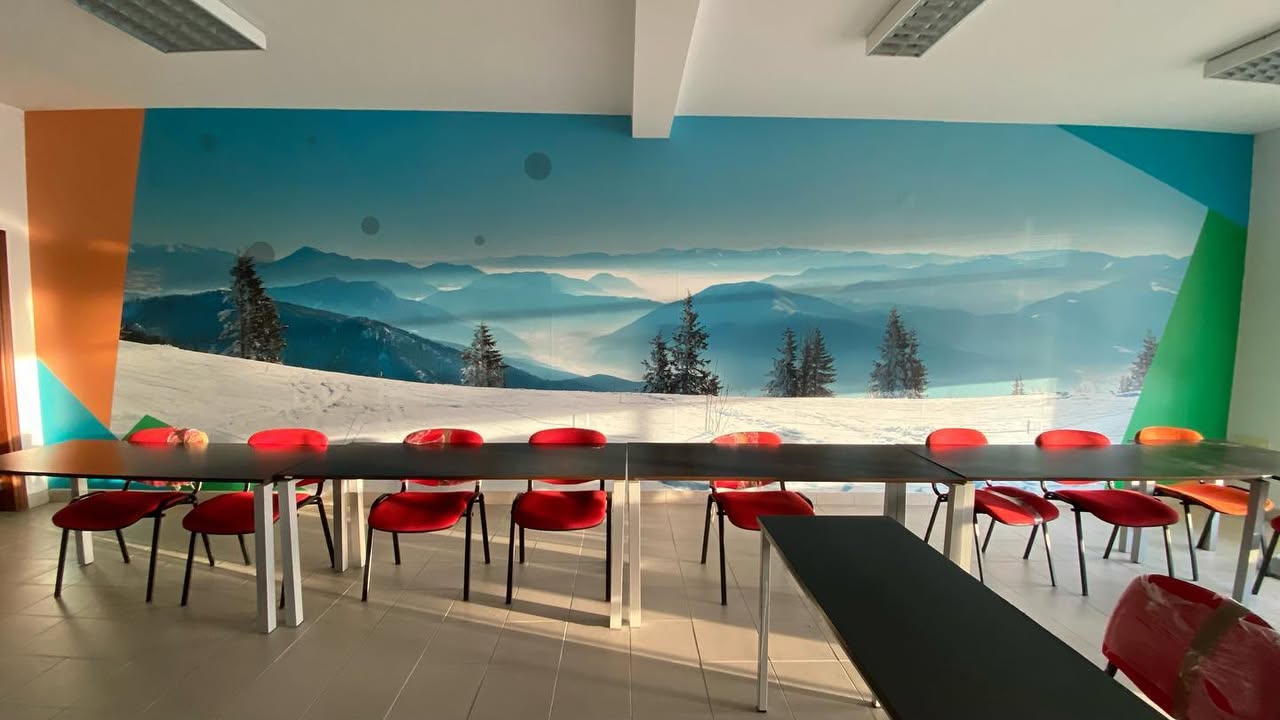 Decoração de interiores e identificação exterior COMESTRELA – incubação e coworking em Sei