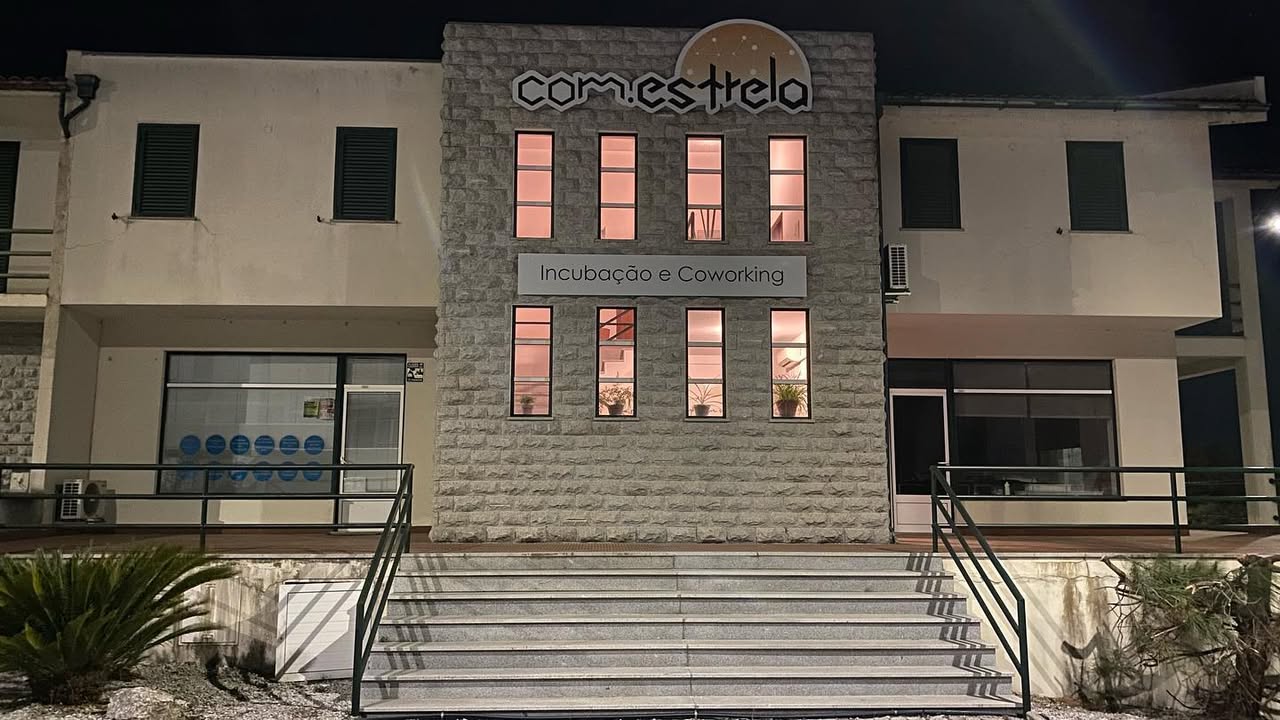 Decoração de interiores e identificação exterior COMESTRELA – incubação e coworking em Sei