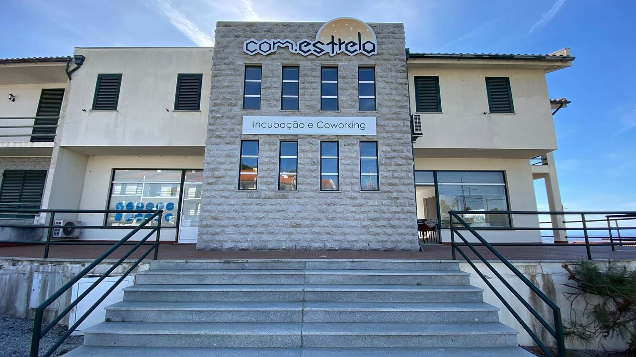 Decoração de interiores e identificação exterior COMESTRELA – incubação e coworking em Sei