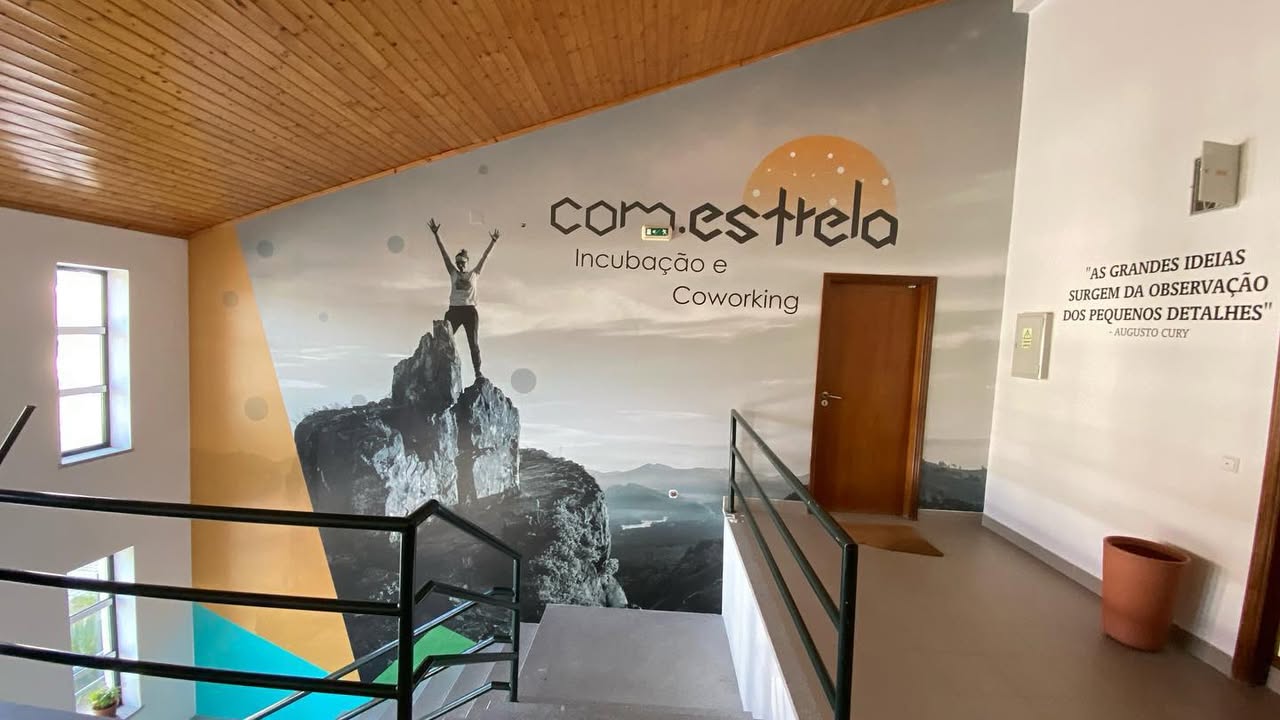 Decoração de interiores e identificação exterior COMESTRELA – incubação e coworking em Sei