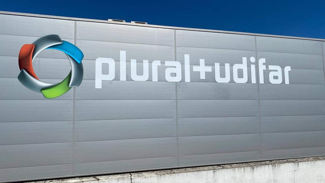 A base logística da PLURAL+UDIFAR contou com a BEECREATIVE para identificar o exterior do