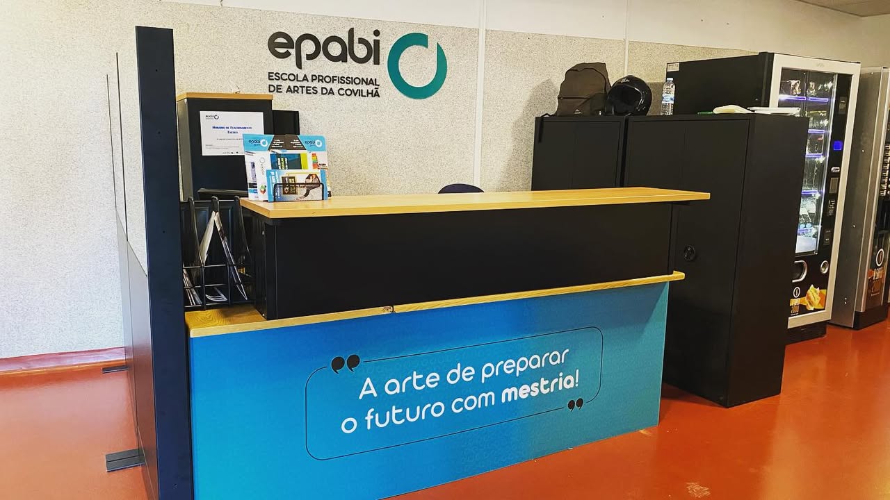 Identificação interior e exterior da EPABI – ESCOLA PROFISSIONAL DE ARTES DA COVILHÃ. Saib