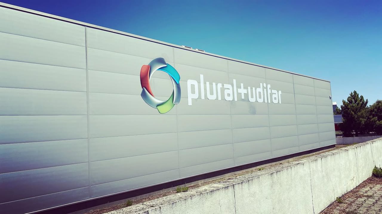 A base logística da PLURAL+UDIFAR contou com a BEECREATIVE para identificar o exterior do