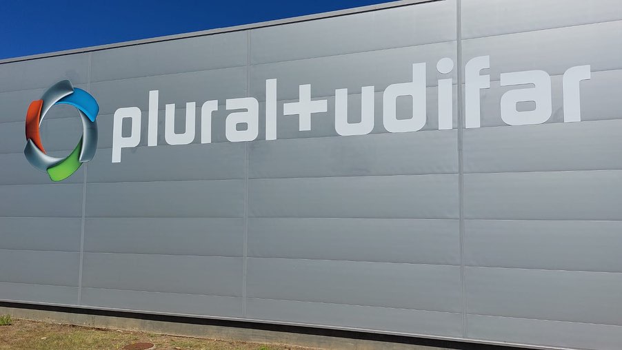 A base logística da PLURAL+UDIFAR contou com a BEECREATIVE para identificar o exterior do