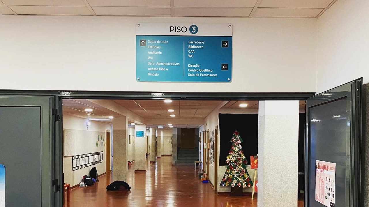 Identificação interior e exterior da EPABI – ESCOLA PROFISSIONAL DE ARTES DA COVILHÃ. Saib
