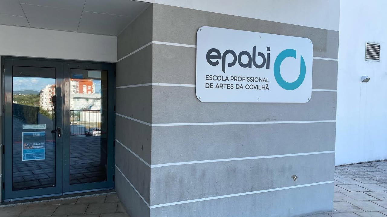 Identificação interior e exterior da EPABI – ESCOLA PROFISSIONAL DE ARTES DA COVILHÃ. Saib