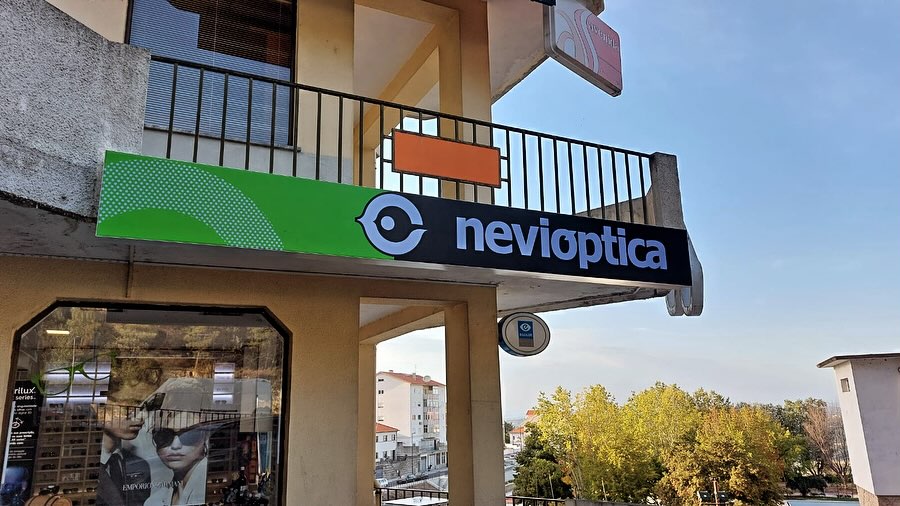 Desenvolvimento de reclamo frente de tela para o cliente Nevioptica de Seia. Brevemente ma