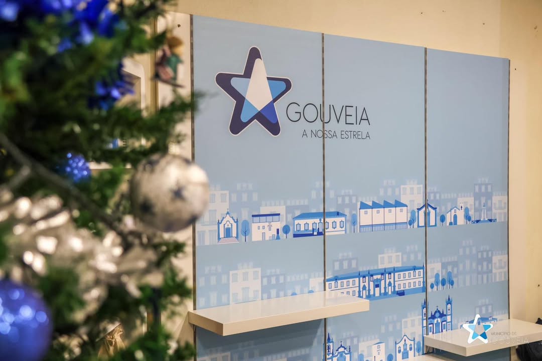 Identificação e decoração de interiores do Posto de Turismo de Gouveia.