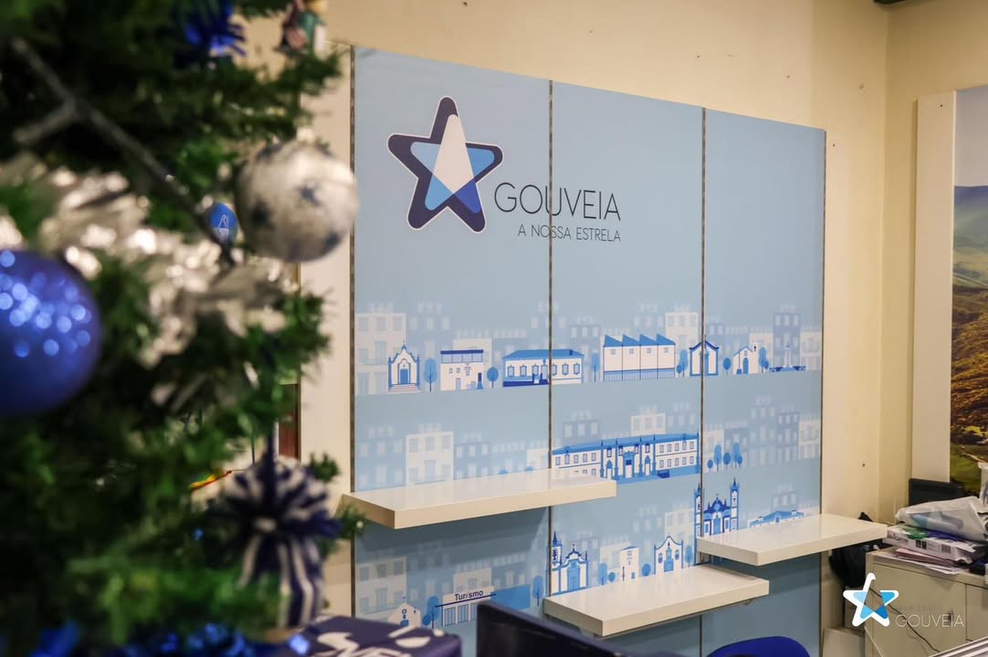 Identificação e decoração de interiores do Posto de Turismo de Gouveia.
