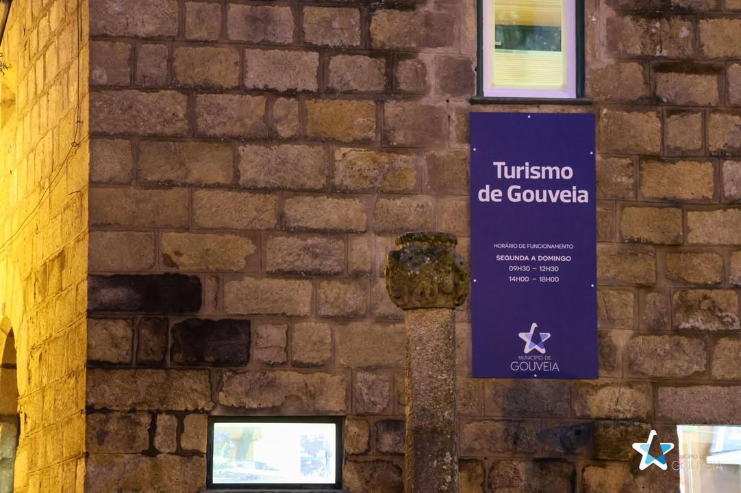 Identificação e decoração de interiores do Posto de Turismo de Gouveia.