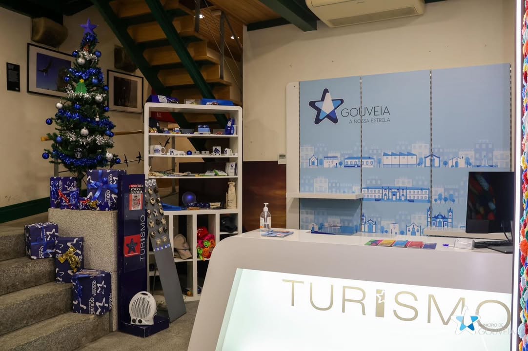 Identificação e decoração de interiores do Posto de Turismo de Gouveia.