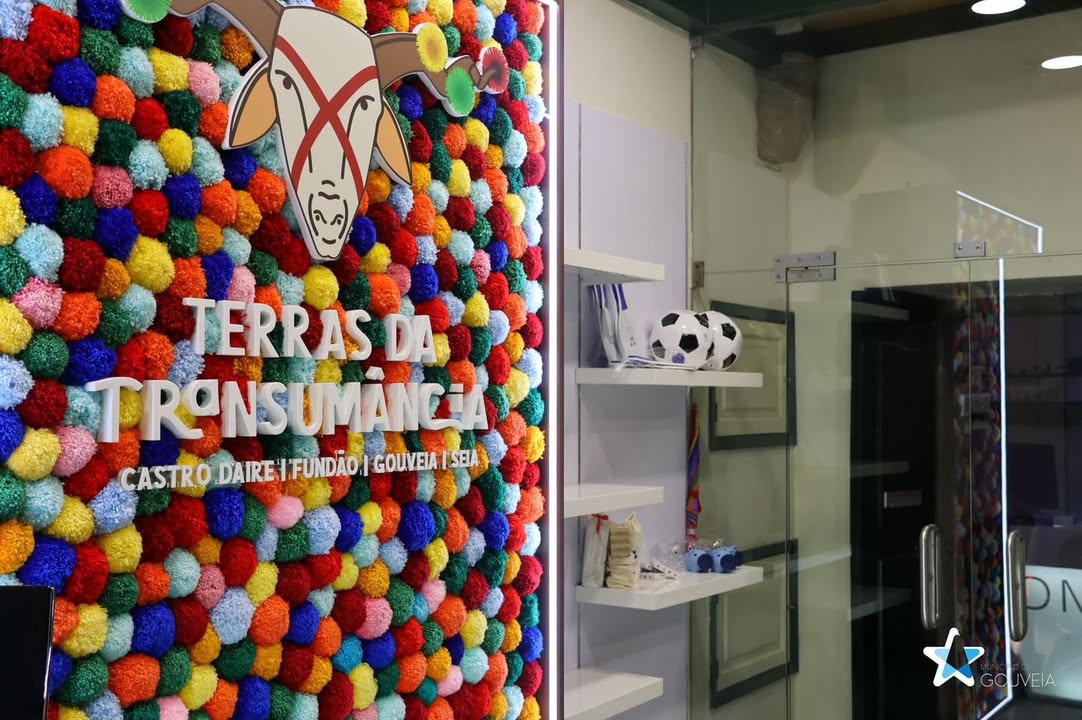 Identificação e decoração de interiores do Posto de Turismo de Gouveia.