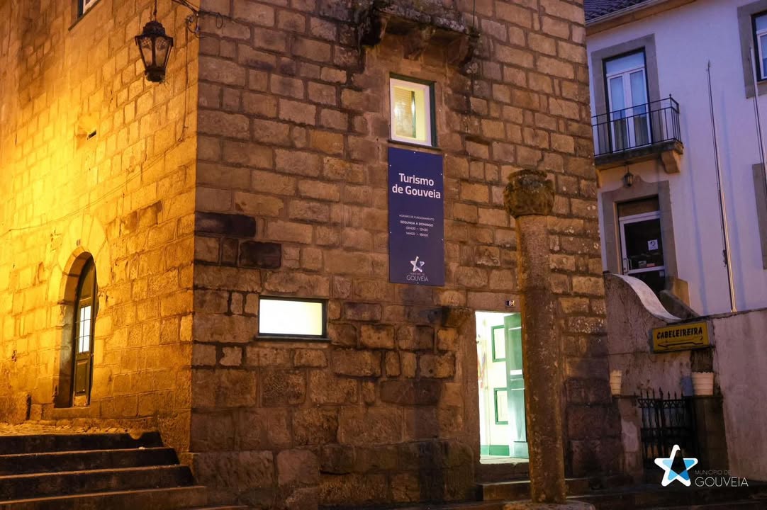 Identificação e decoração de interiores do Posto de Turismo de Gouveia.