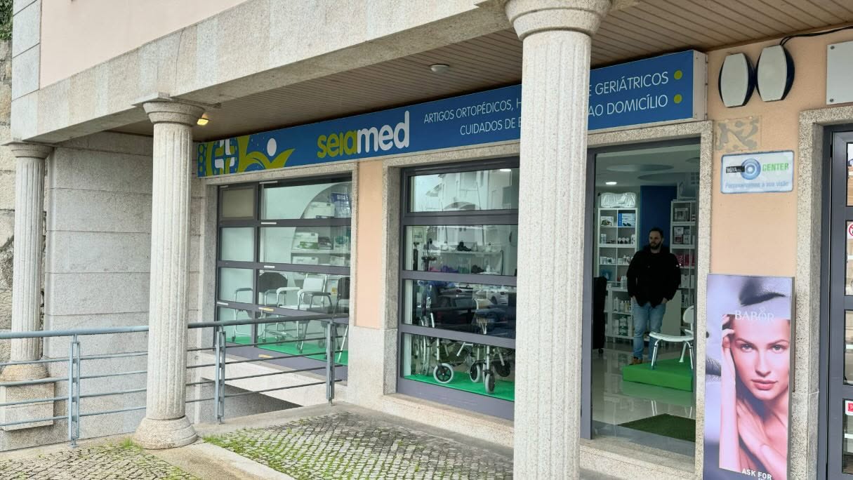 Desenvolvimento de imagem institucional, caixa de luz, decoração de interiores e material