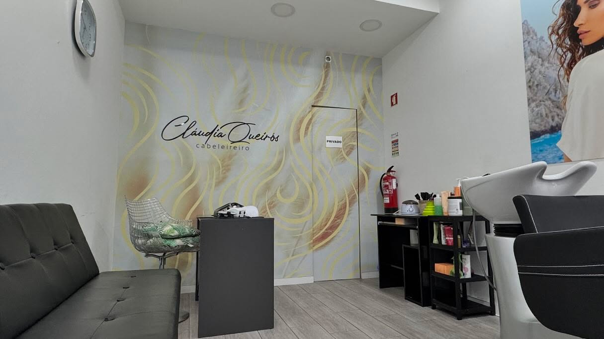 Um espaço com assinatura da BEECREATIVE. Cláudia Queirós Cabeleireiro em Seia. Decoração d